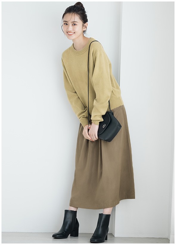 作为女人一定要有女人味,白色的羊绒衫是漂亮女人的标配