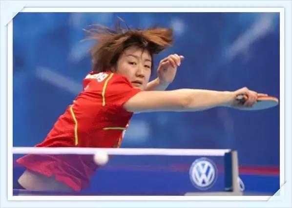 乒乓球中双手交叉发球是什么发球,乒乓球发球规则必须对角线发球吗