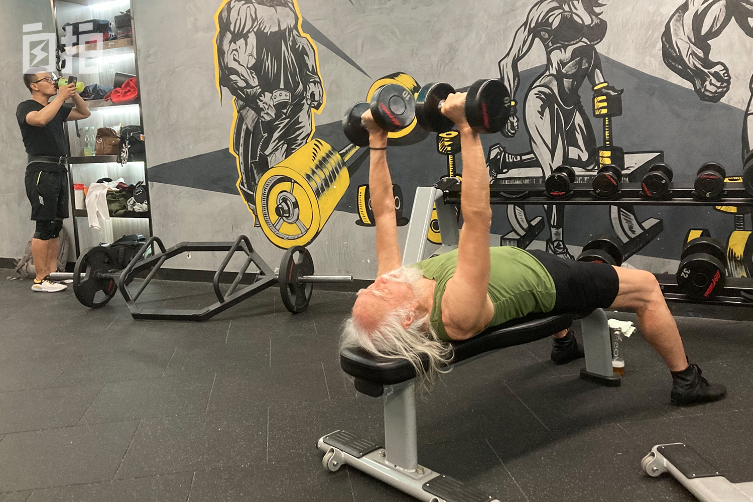 我，49岁开始北漂，79岁走秀爆红，85岁学开飞机，一辈子都在演戏