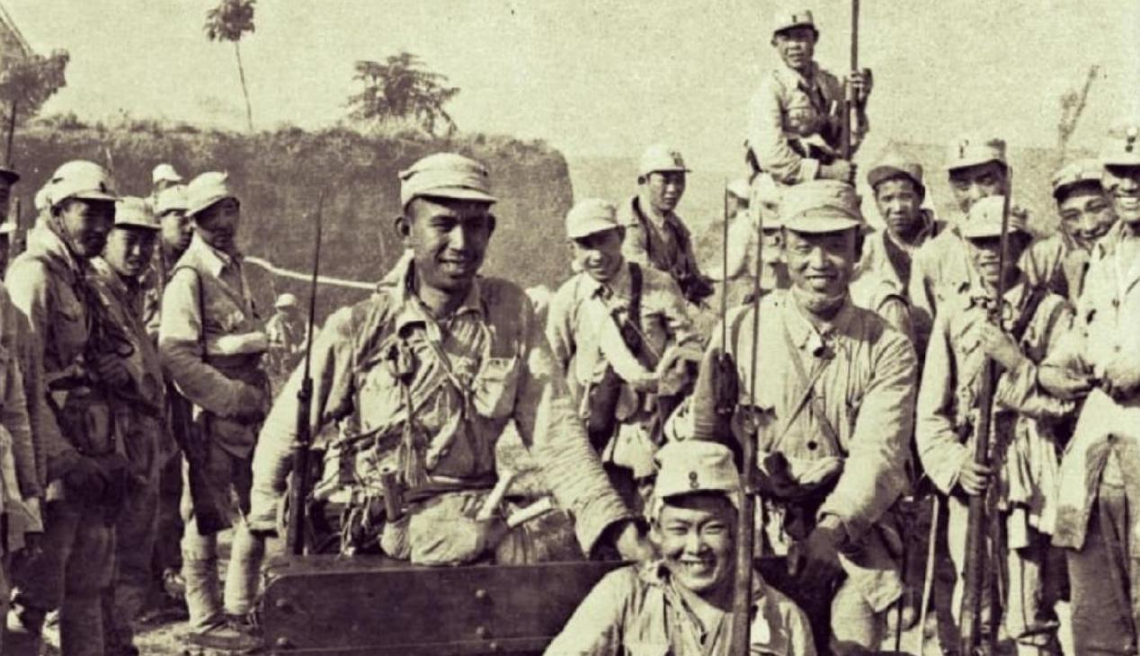 英雄连长做油布，整天抱怨团长不公，半年后懊悔：我错怪他了