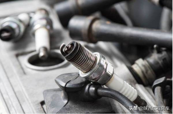 火花塞一次需要换4个吗,火花塞为啥四个一起换