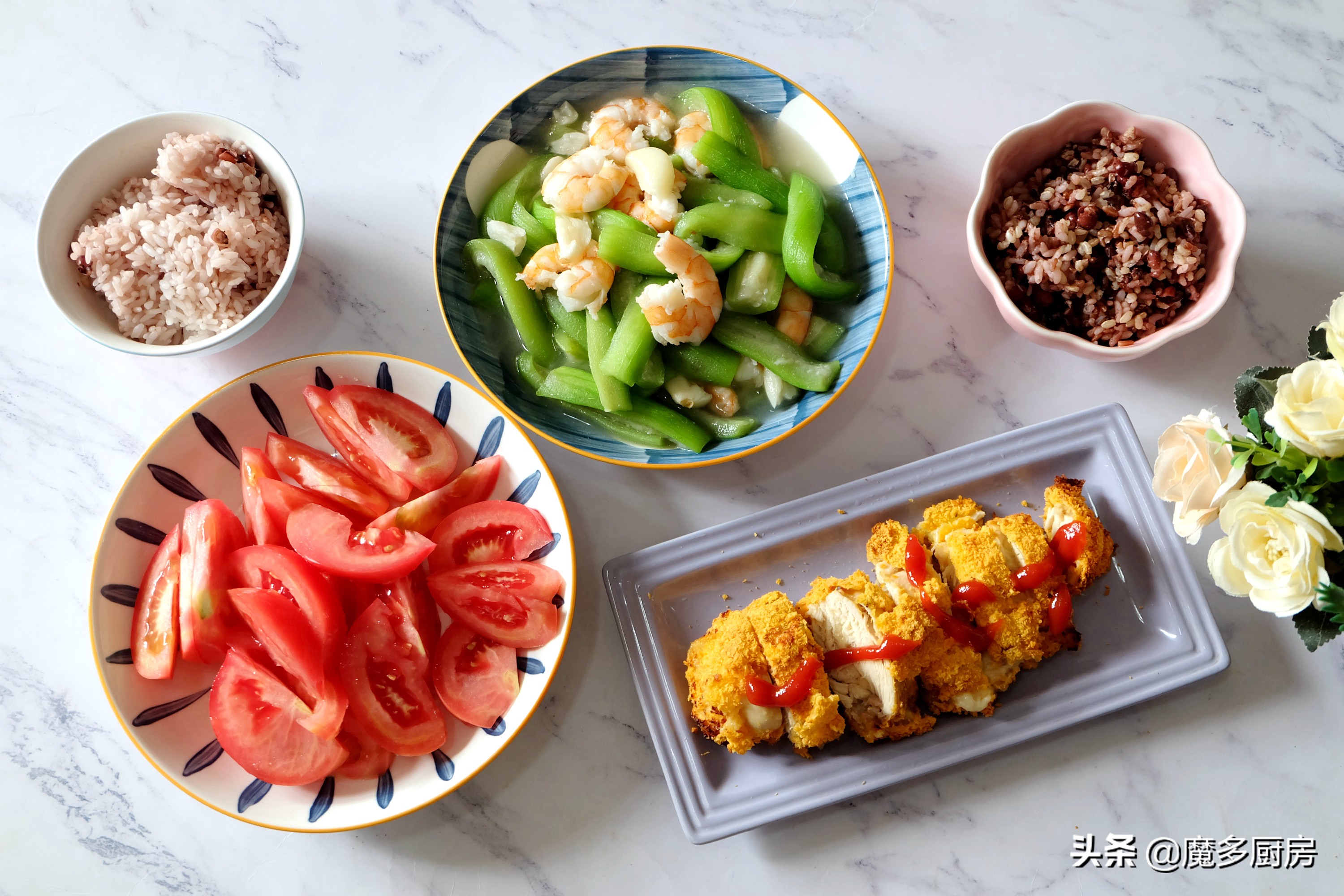 晒晒母女俩的家常午饭，清淡可口营养健康，炸鸡排不放油，好吃