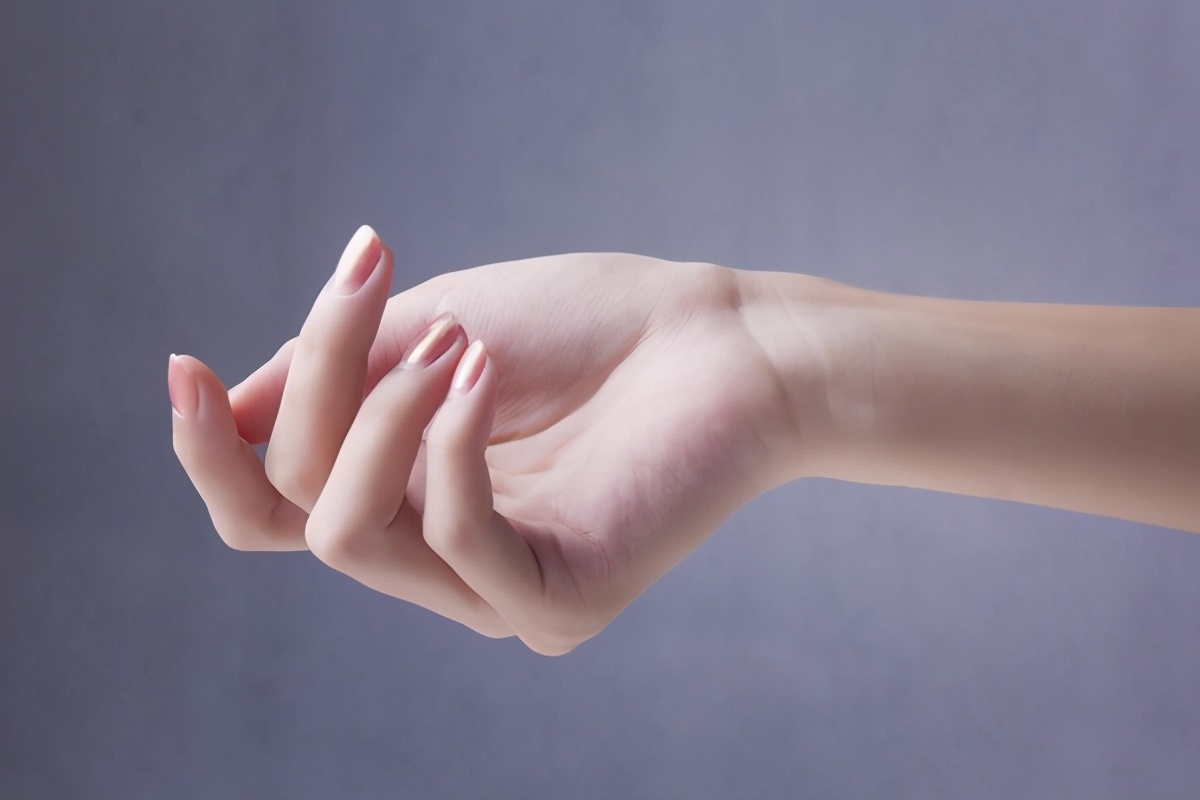 指甲上的月牙多代表身体健康,指甲月牙和竖纹和健康有关系吗