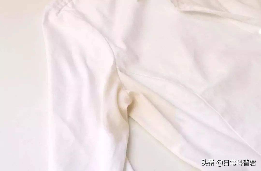 腋下出汗衣服有异味,穿纯棉的衣服出汗就会有异味