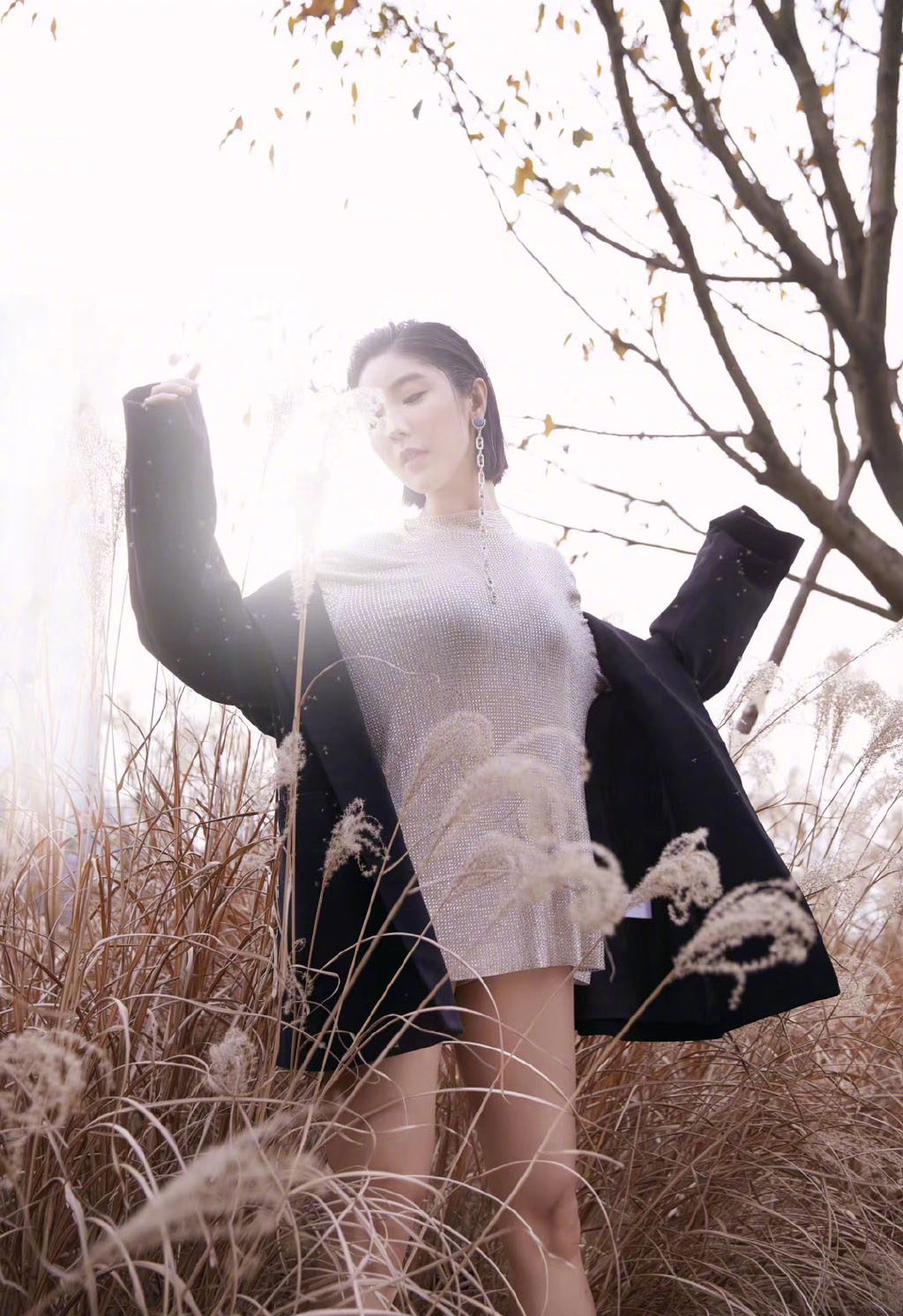 “宅男女神”官宣恋情，身穿湛蓝大衣搭白卫衣，依旧甜美可人