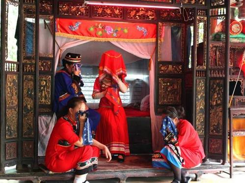 结婚当天新娘出门习俗,结婚新娘出门前的风俗礼仪