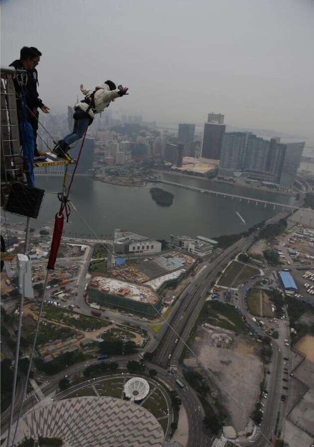 澳门塔蹦极谁第一个跳,澳门塔蹦极高度视频