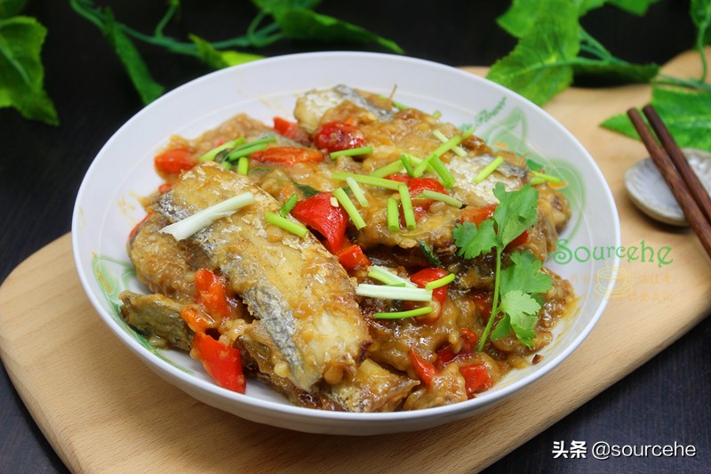 红烧带鱼带汤汁,红烧带鱼怎么去除腥味