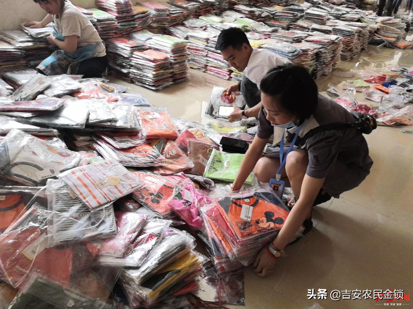 地摊经济火了四川美女第一次摆摊,地摊经济爆火摊主月入三万