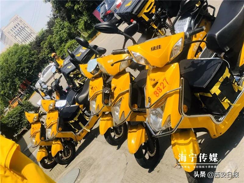 90后女孩摆摊卖凉皮,90后女人摆摊卖凉皮