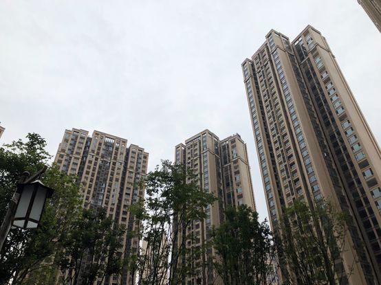 这个楼盘怪：商铺把门两头开，外人轻松就能溜进小区来