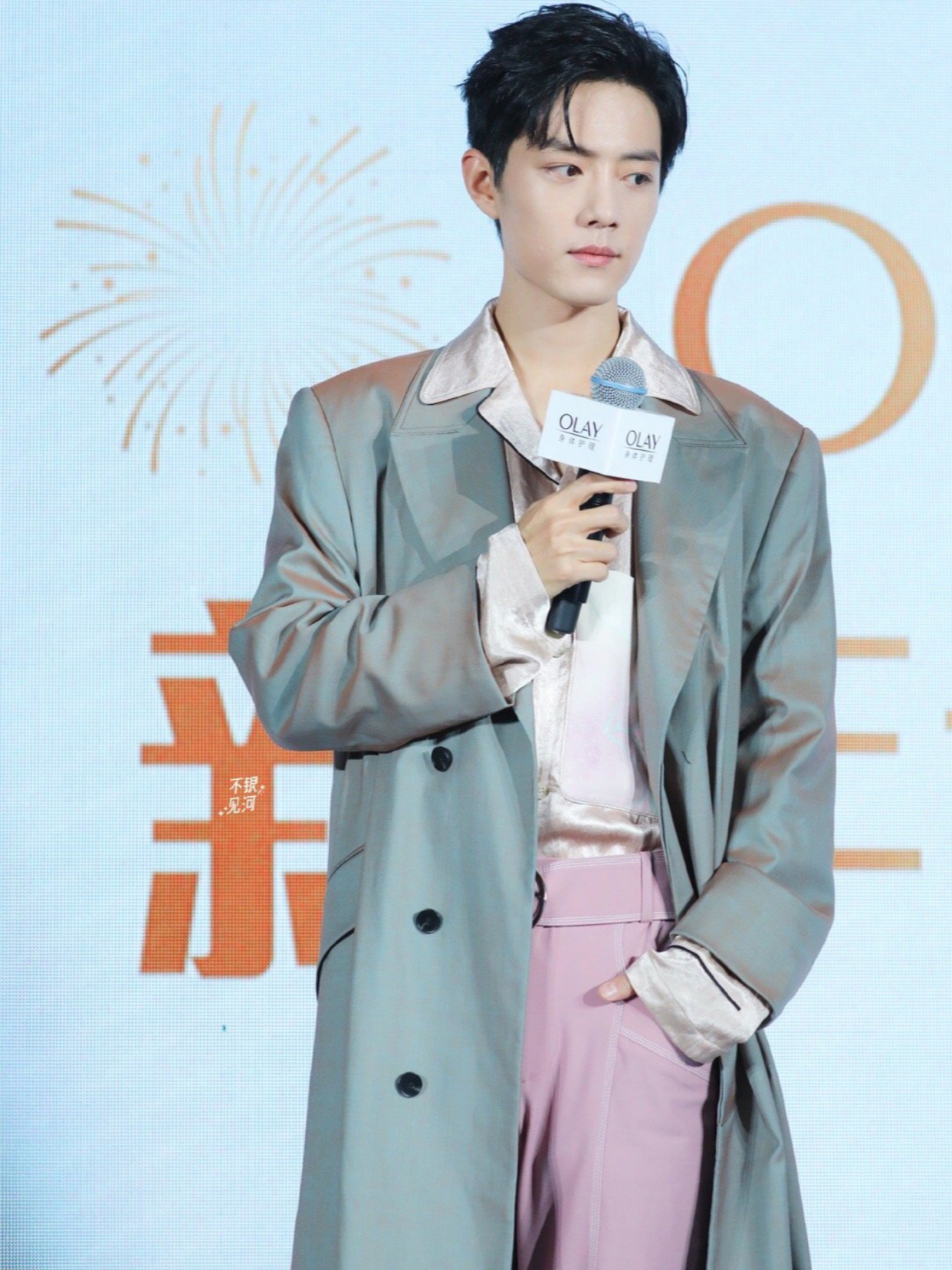 肖战穿搭夏款风衣,肖战穿红色风衣帅气十足