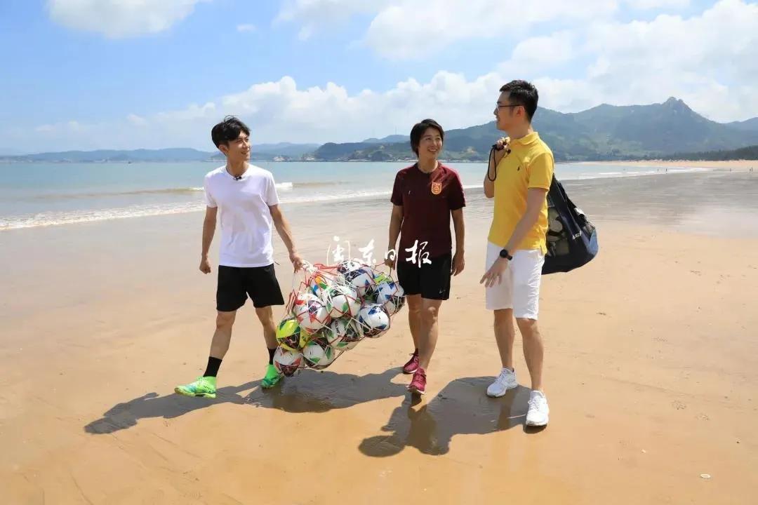 @张一山，霞浦大京沙滩展开一场精彩的足球比赛