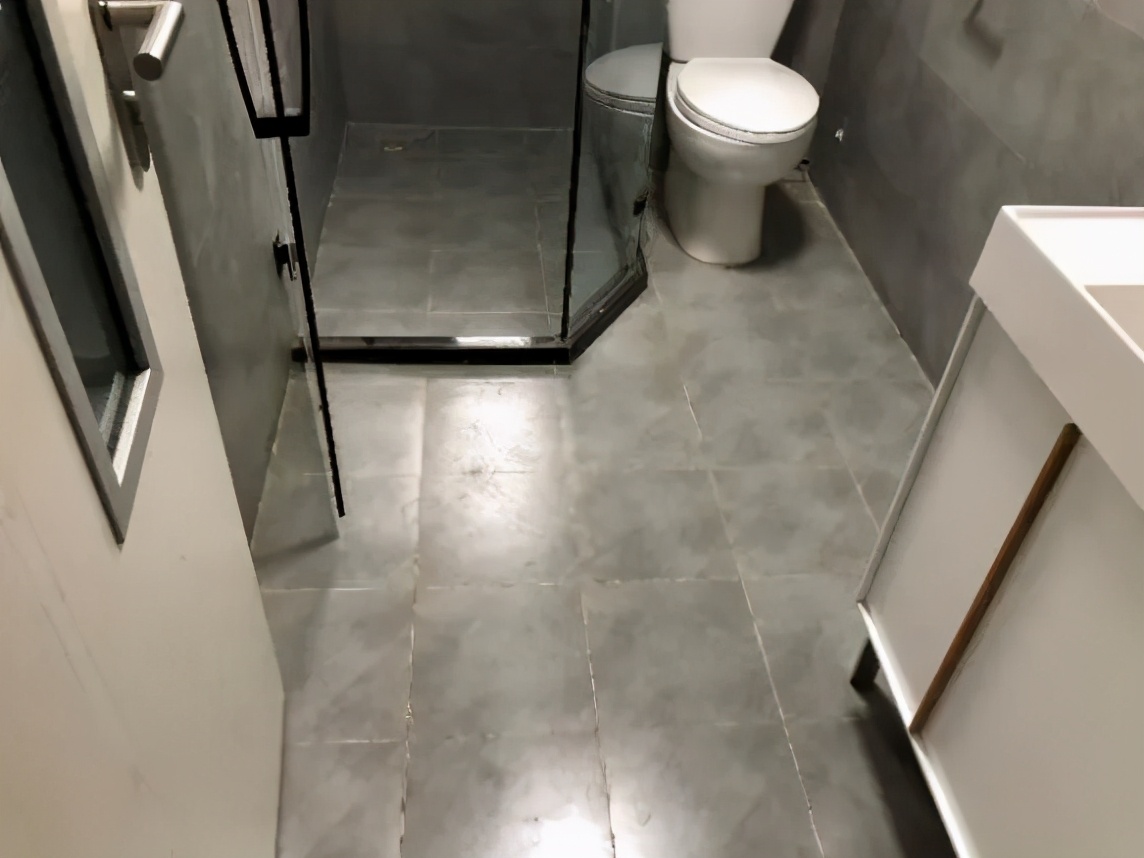 房子渗水返潮是怎么回事,梅雨季节墙壁渗水原因