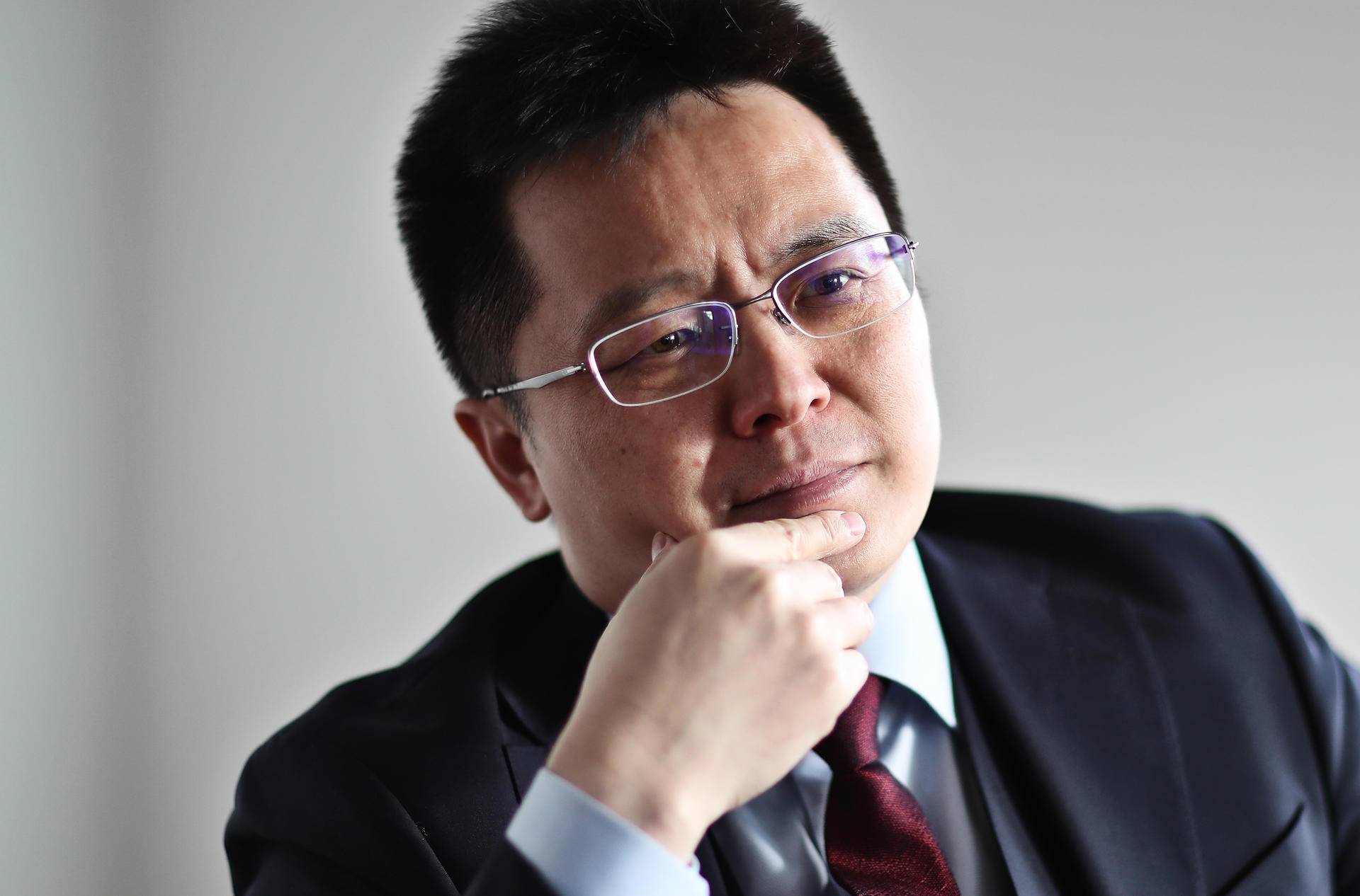 他是哈佛才子，回国创业后身家数亿，玩足球巨亏4亿已无力还债