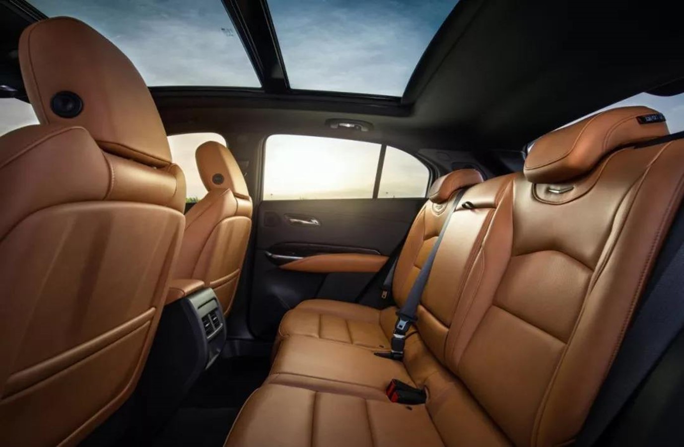 宝马x1和2系四门轿跑怎么选,同级别的suv与宝马x1对比