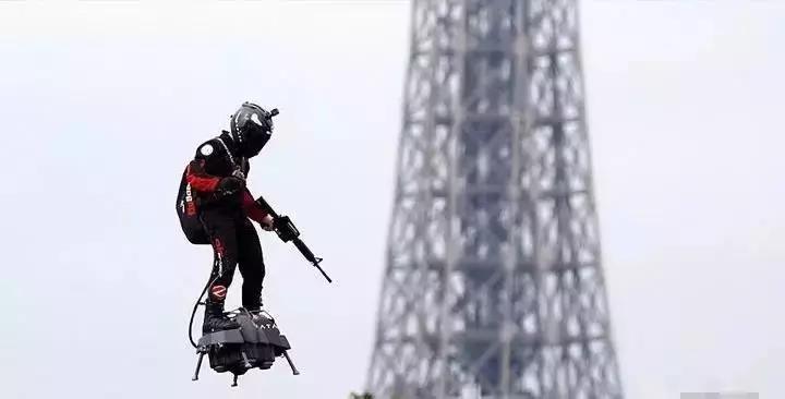 让小李子、迪拜土豪疯狂迷恋的法国钢铁侠，踩滑板飞越英吉利海峡