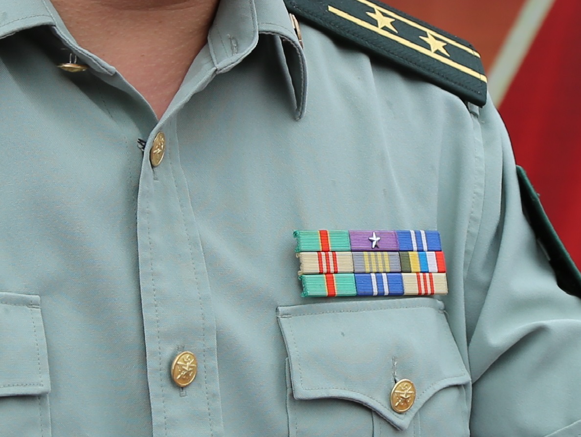教你如何识别我军军官的级别大小，只看胸前的资历章就行了