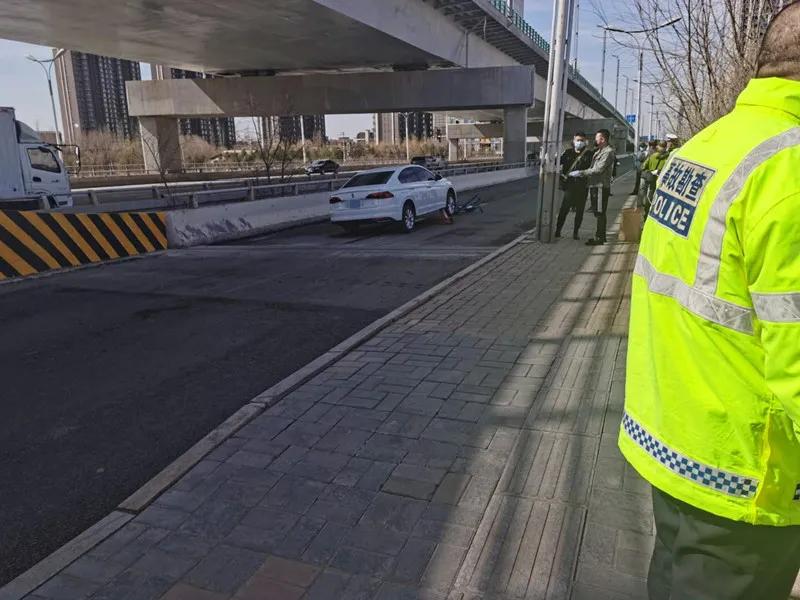 凌晨呼市一路口发生车祸,呼和浩特海东路车祸最新