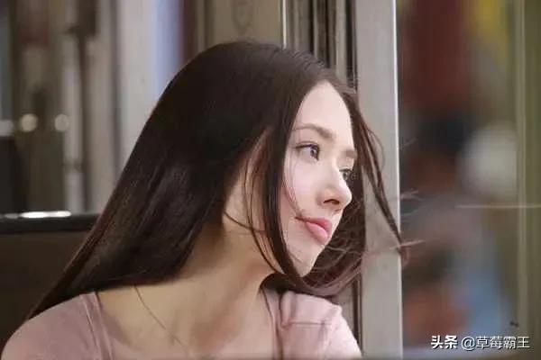 8位标准的都市美女，古装扮相略显违和，一换上现代装就艳丽逼人