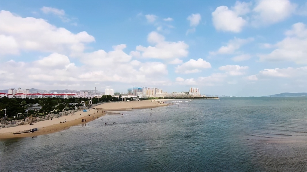 山东一绝美三线小城：临海又宜居，人均GDP10万房价1.3万