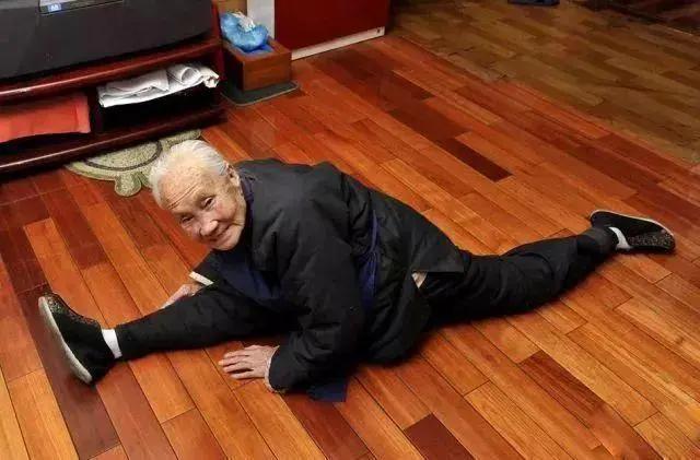 中老年拉筋锻炼最佳方式,老人压腿拉筋的正确方法