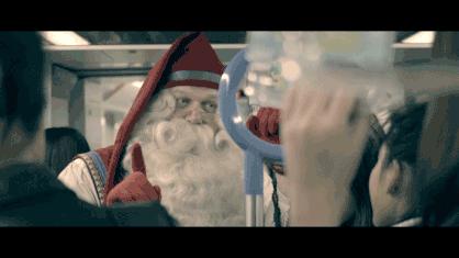 能给圣诞老人换衣服?这个圣诞嘉年华在搞什么名堂?!