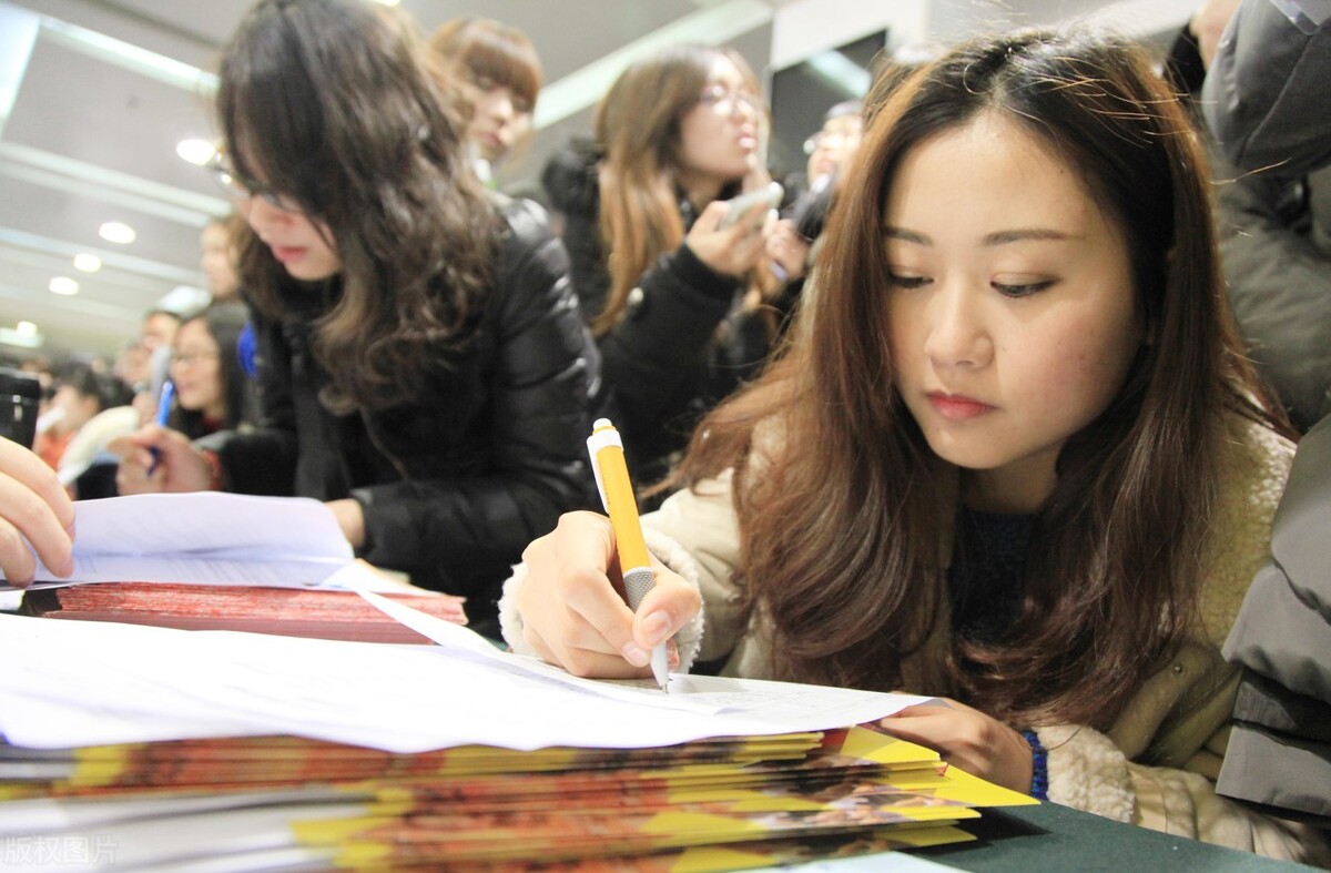 大学生毕业后找工作的困难,大学生毕业就业困境如何解决