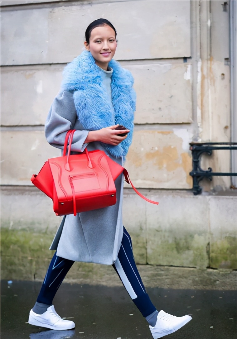 浅灰色打底衫秋冬高级感,燕麦色针织打底衫