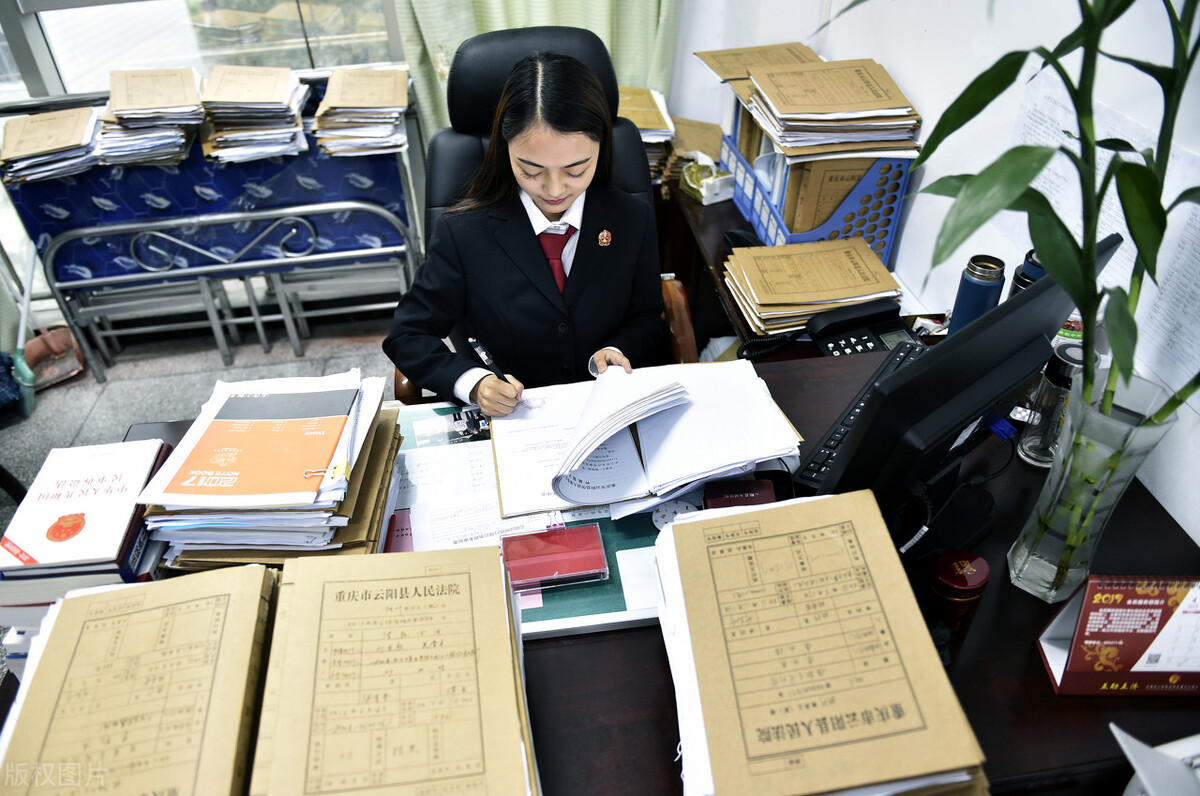 招聘书记员是合同工吗,法院书记员合同工有五险一金吗