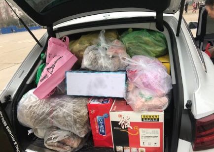 回家过年返程时的后备箱,离家时后备箱装满父母的爱