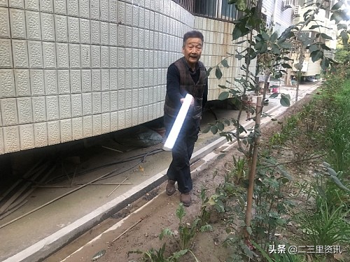 一墙之隔在建楼，常往下落“石头”，西安百花园小区业主质疑为啥不建防护通道？