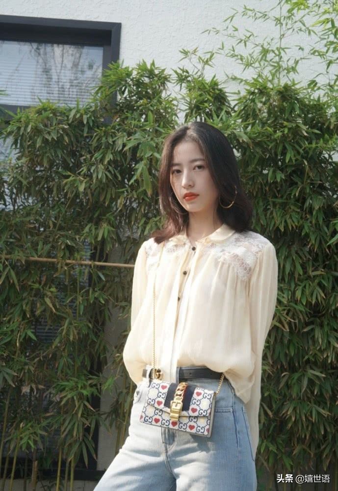 周雨彤穿板鞋图片,周雨彤spell牛仔裤穿搭