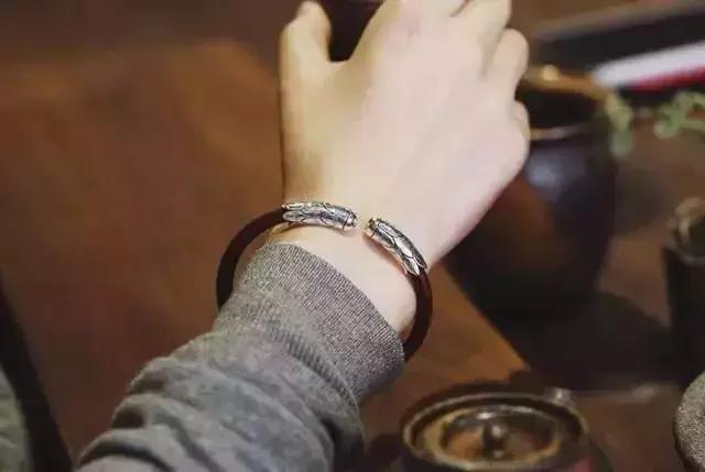 随便砍竹子做金箍棒,随便捡一节树枝雕刻木剑