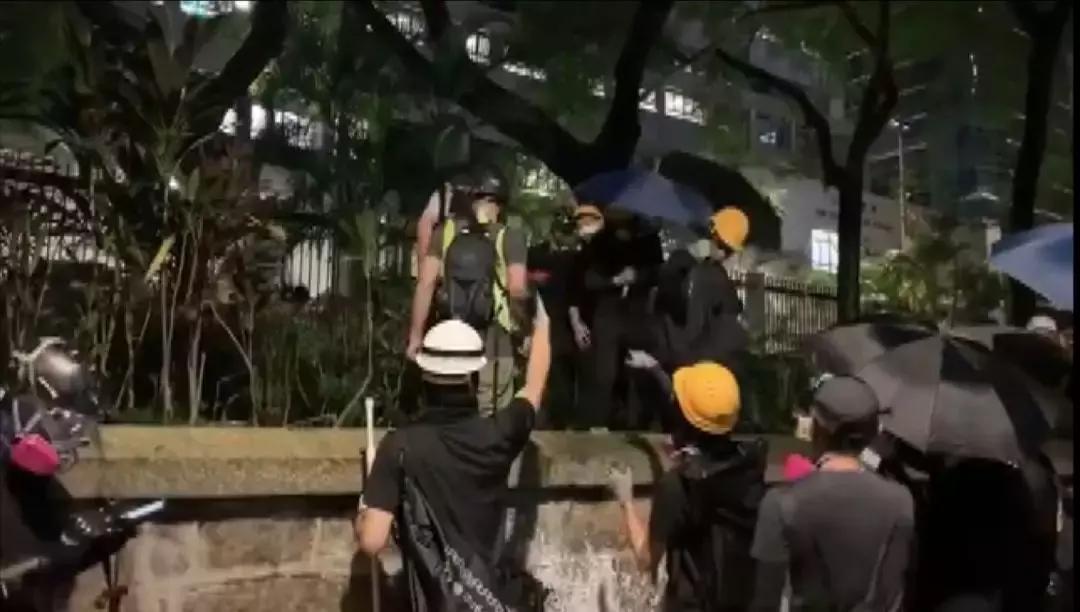 港媒报道在香港的内地人 (港媒采访香港的内地人)