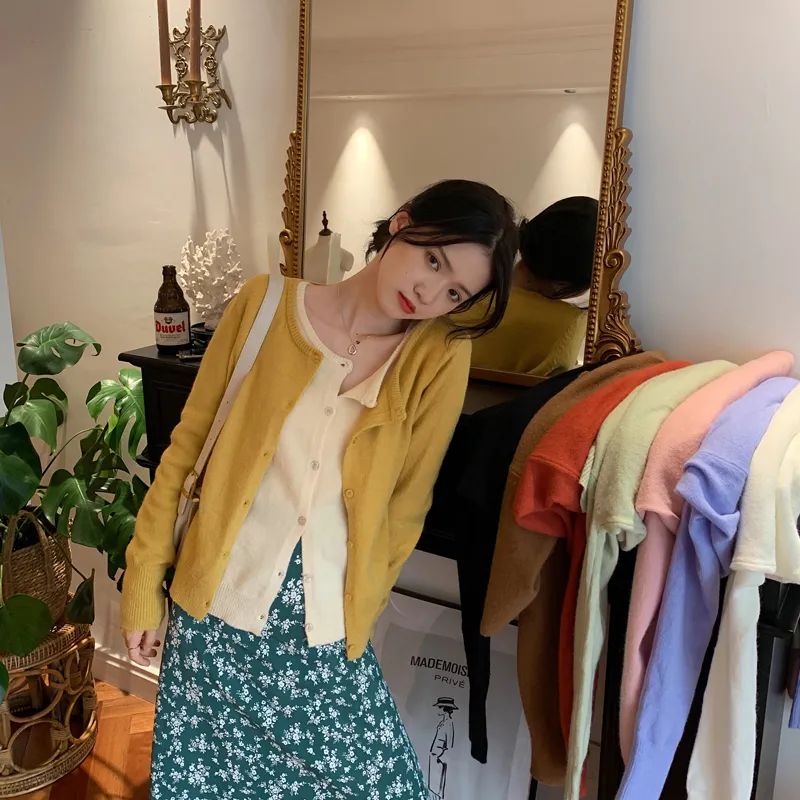 奶奶衫配半裙时髦保暖又有气质,2020早春穿奶奶衫超美