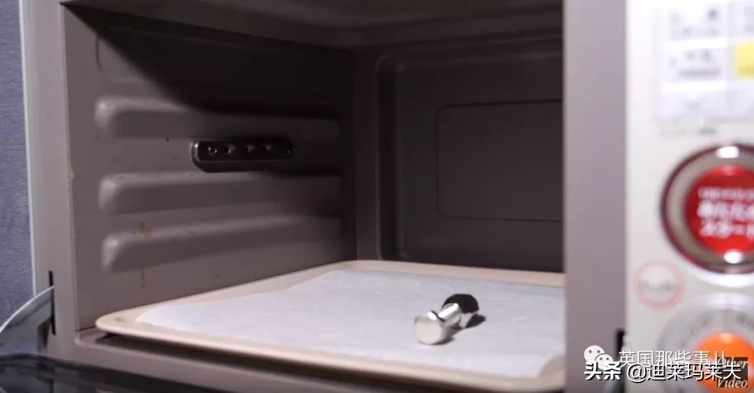 他用攒了一年的指甲，给女友做一个戒指？？这？