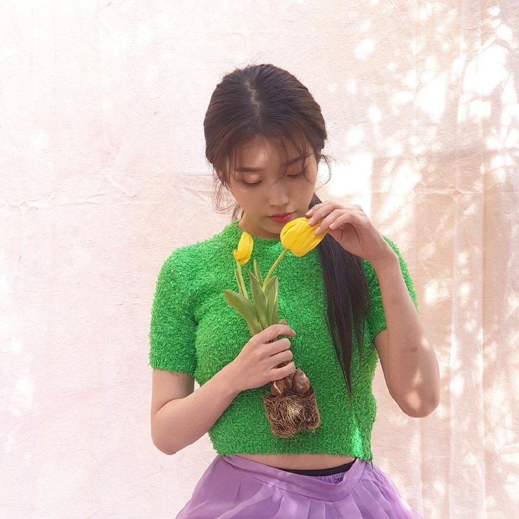 她是韩国音源女王,身穿绿毛衣搭淡紫纱裙,依旧美如少女