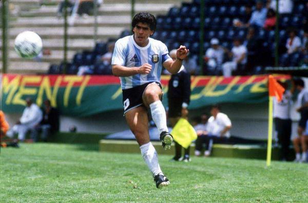 实况足球双传奇巨献,实况足球欢度元旦坎比亚索