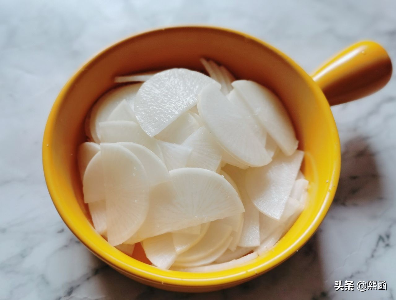 腌萝卜片用盐吗,腌萝卜片用陈醋行不行