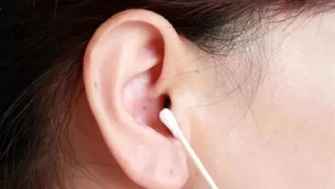 一男子掏耳朵掏出血,长期掏耳朵导致患癌