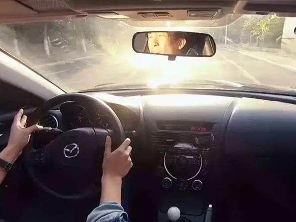 刺眼强光保证驾车安全,开车阳光刺眼怎么办戴啥眼镜好