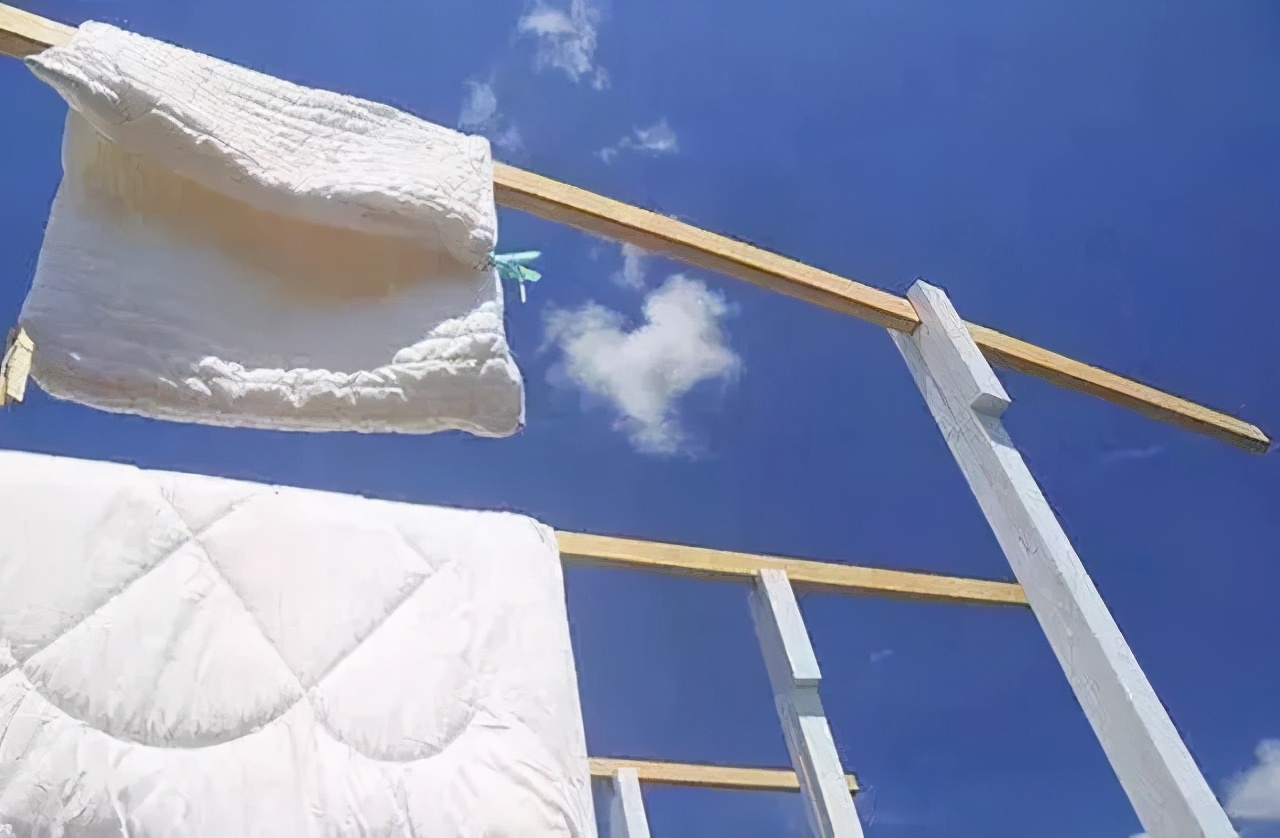 手臂起小疙瘩是荨麻疹,腿上起丘疹性荨麻疹水肿