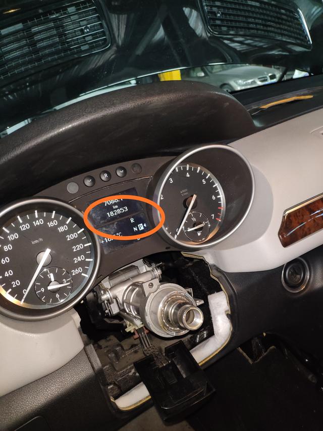 奔驰r350发动机后部漏水维修案例,奔驰r350最外侧水箱怎么拆解