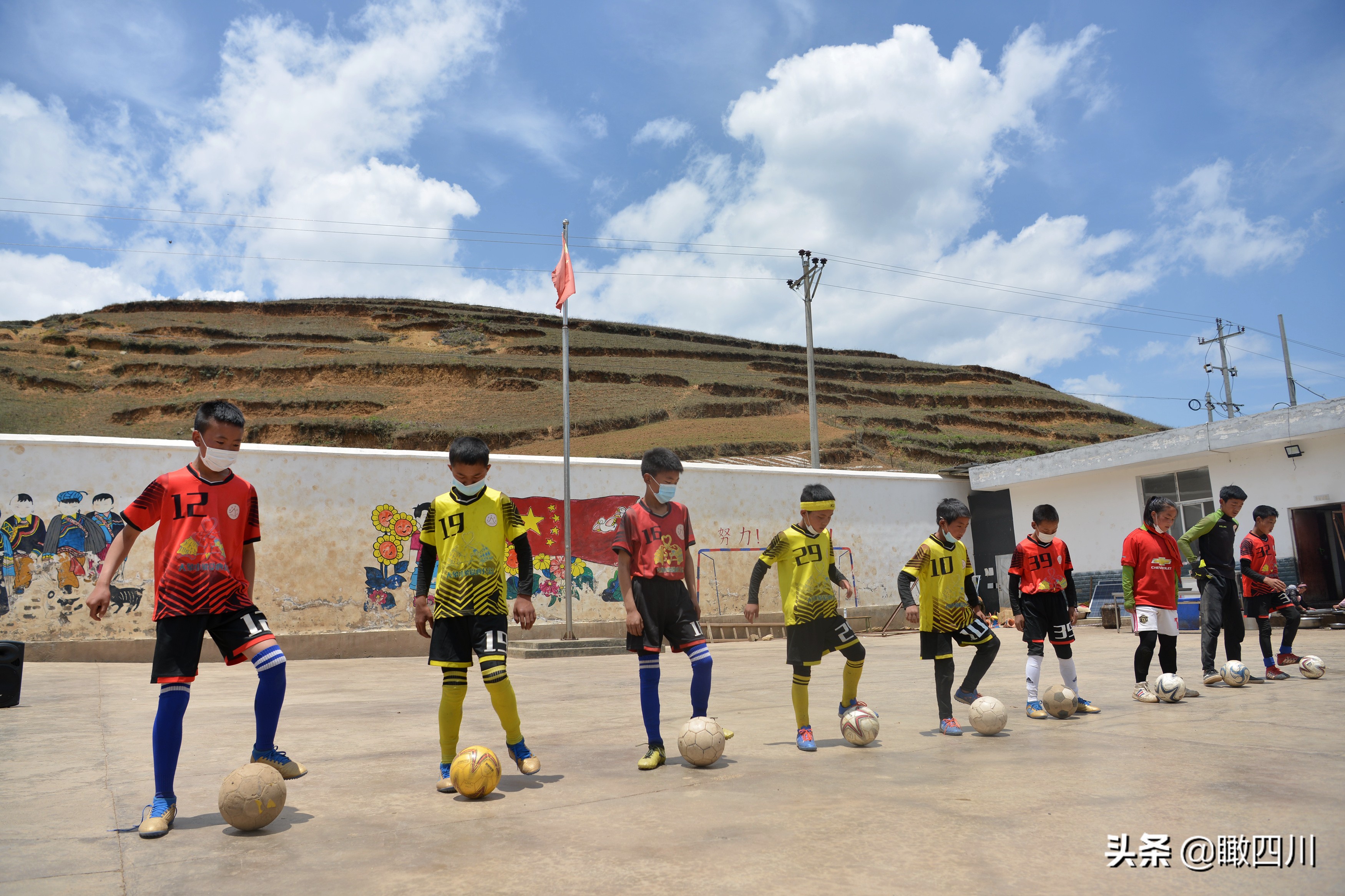 大凉山最贫困的山区小学,大凉山爬悬崖上学的孩子