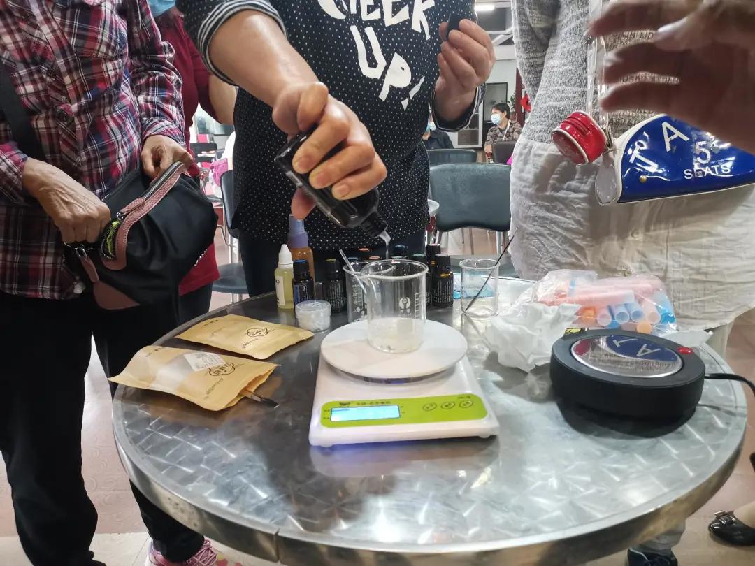 简单的自制润唇膏做法,自制一支润唇膏最好的配方