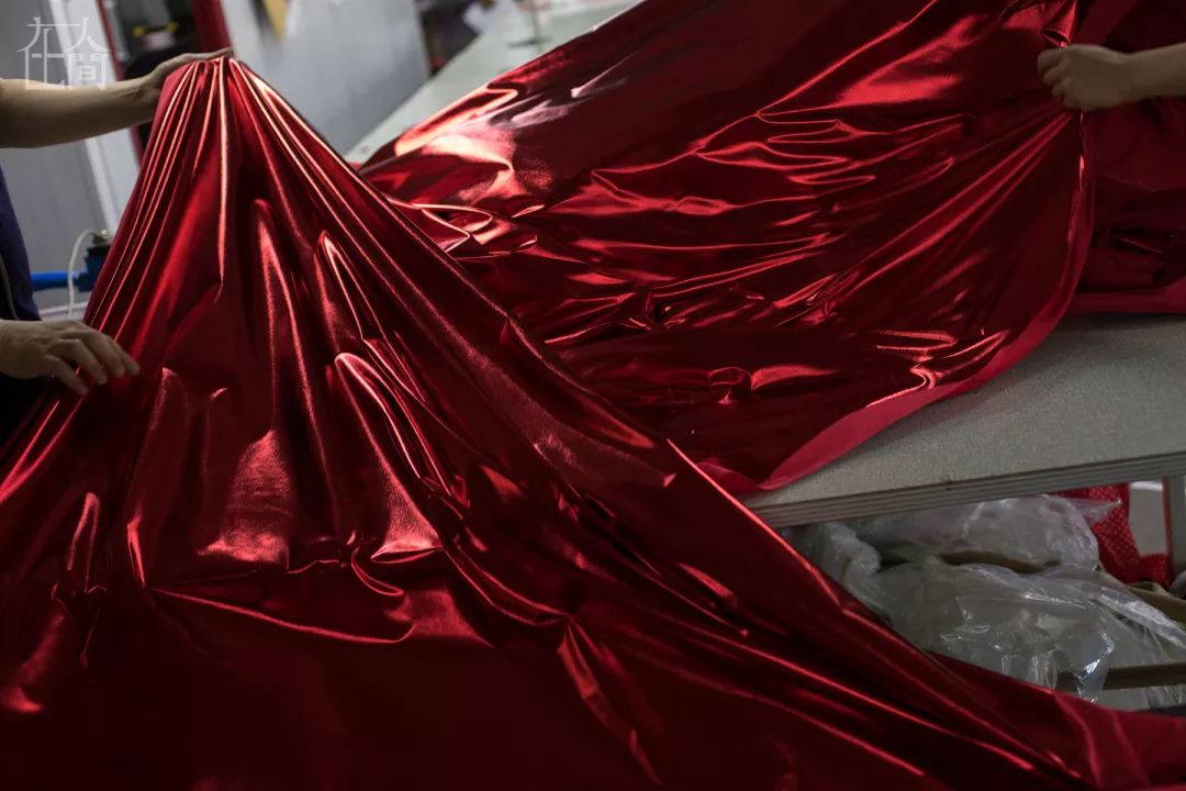 在人间丨情趣内衣小镇的乡村女工，每天往返于工厂与田地之间