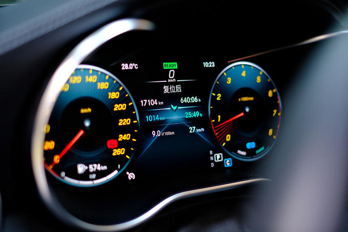 奔驰c级180落地多少钱,豪华奔驰180