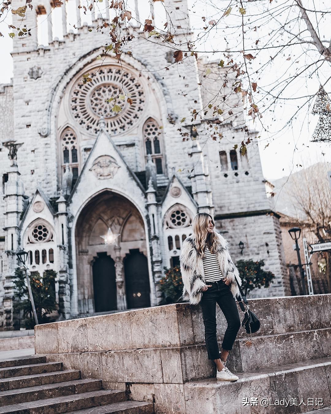 被这种性冷淡风征服了！裙子+毛绒外套也很有范，走到哪都是焦点