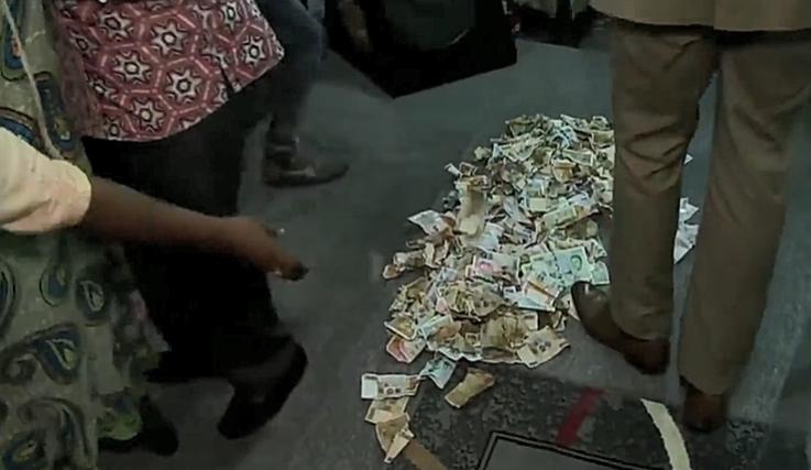 非洲牧师给穷人疯狂*脑洗**，几分钟就赚两万块，穷人激动得浑身抽搐